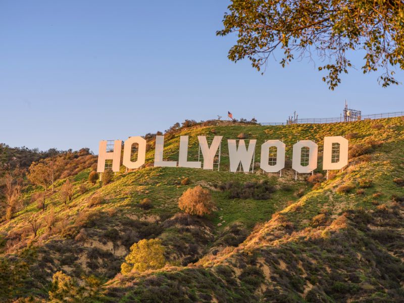 Wielki napis Hollywood w USA. Hollywood party popularne na całym świecie.